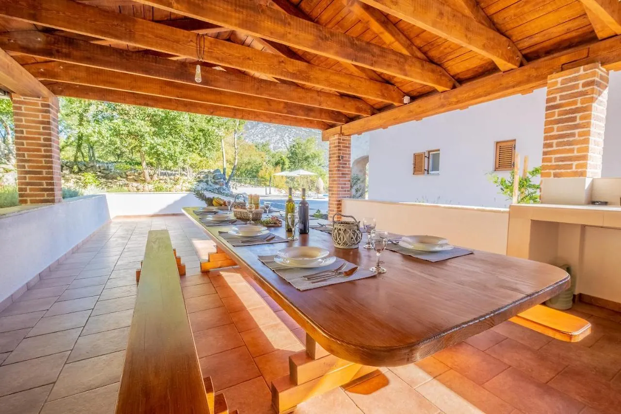 Amazing 4 Bedroom Villa With Swimming Pool And Wifi, Family Frendly Tribalj