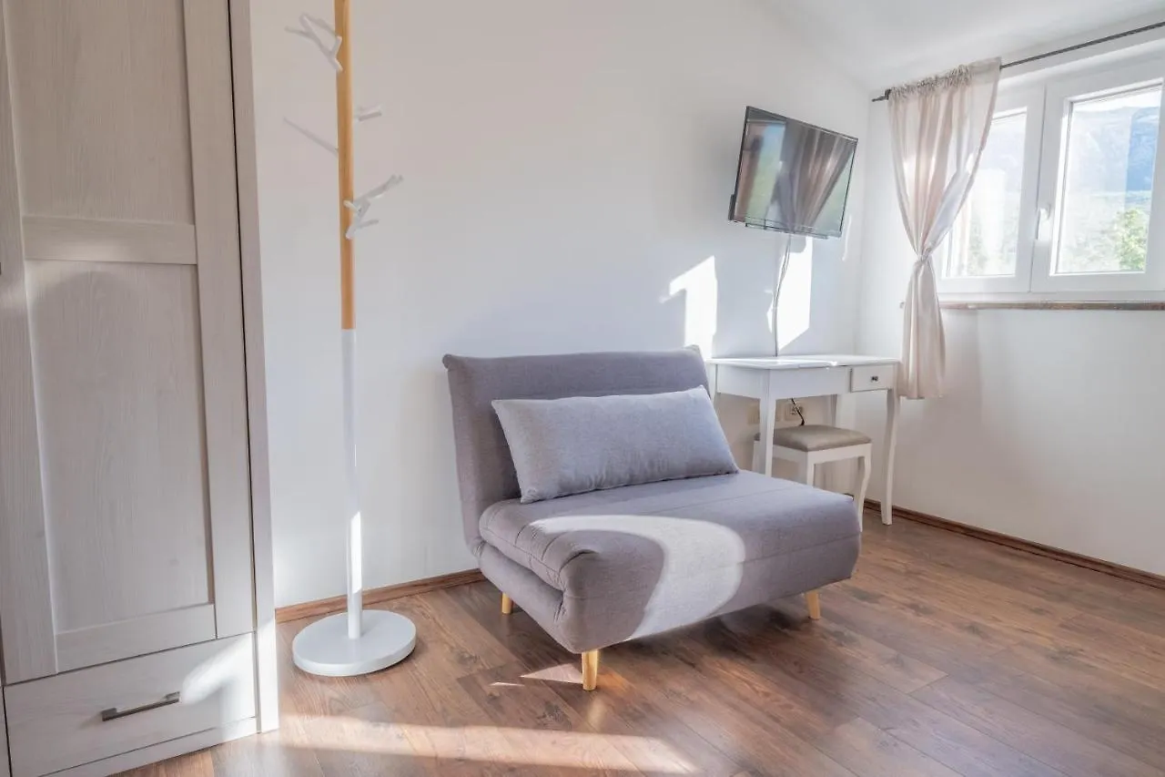 Amazing 4 Bedroom Villa With Swimming Pool And Wifi, Family Frendly Tribalj  0*, Tribalj (Primorsko-Goranska)
