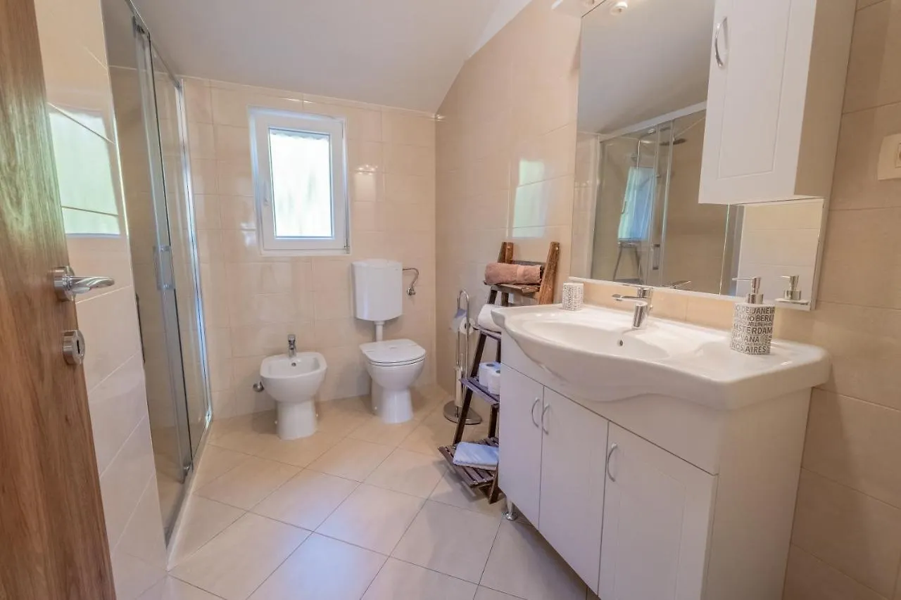 Amazing 4 Bedroom Villa With Swimming Pool And Wifi, Family Frendly Tribalj  Tribalj (Primorsko-Goranska)