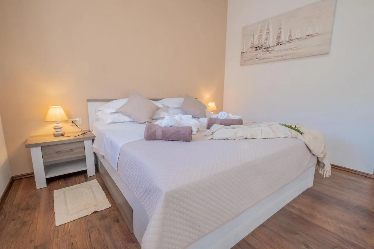 Amazing 4 Bedroom Villa With Swimming Pool And Wifi, Family Frendly Tribalj