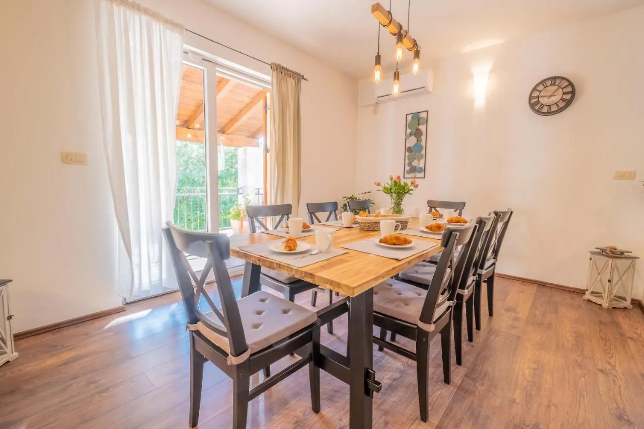 Amazing 4 Bedroom Villa With Swimming Pool And Wifi, Family Frendly Tribalj  0*, Tribalj (Primorsko-Goranska)