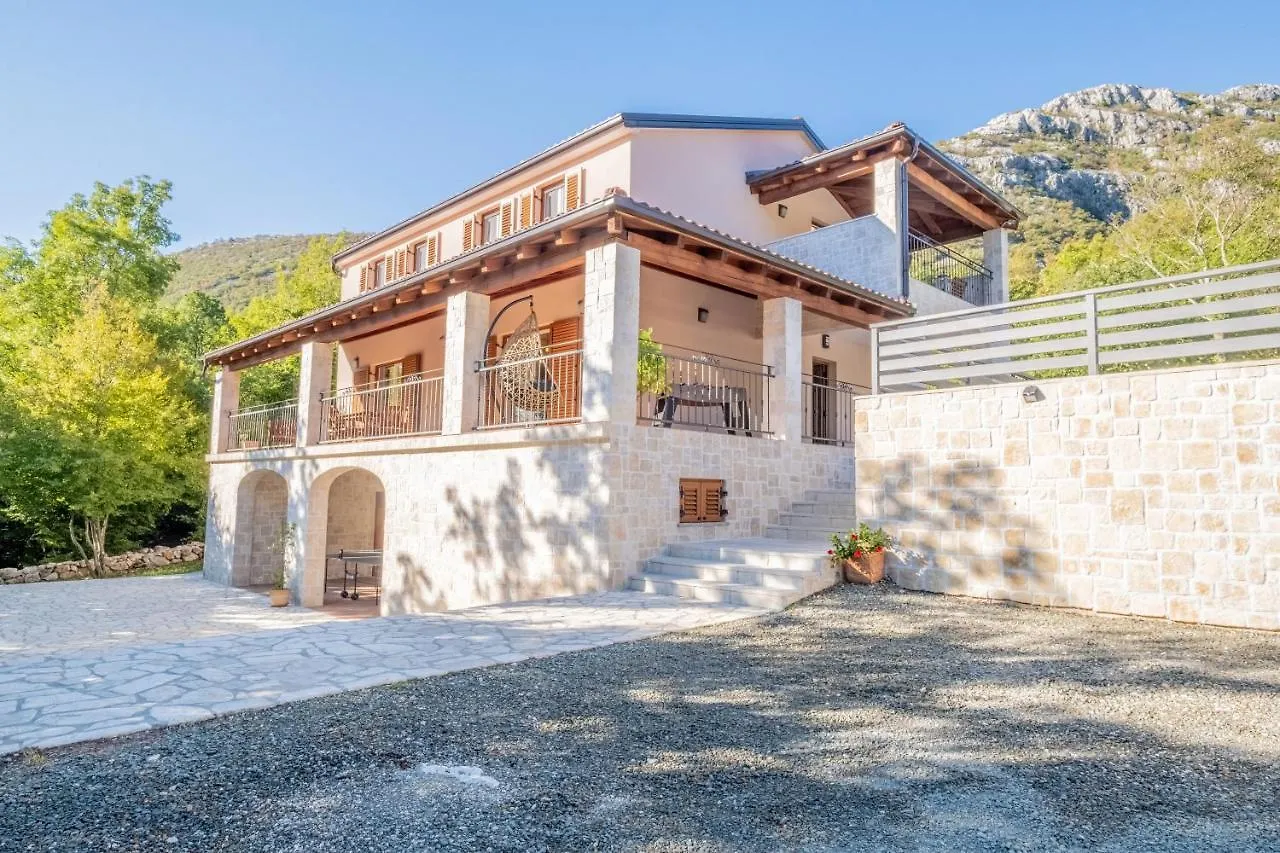Amazing 4 Bedroom Villa With Swimming Pool And Wifi, Family Frendly Tribalj