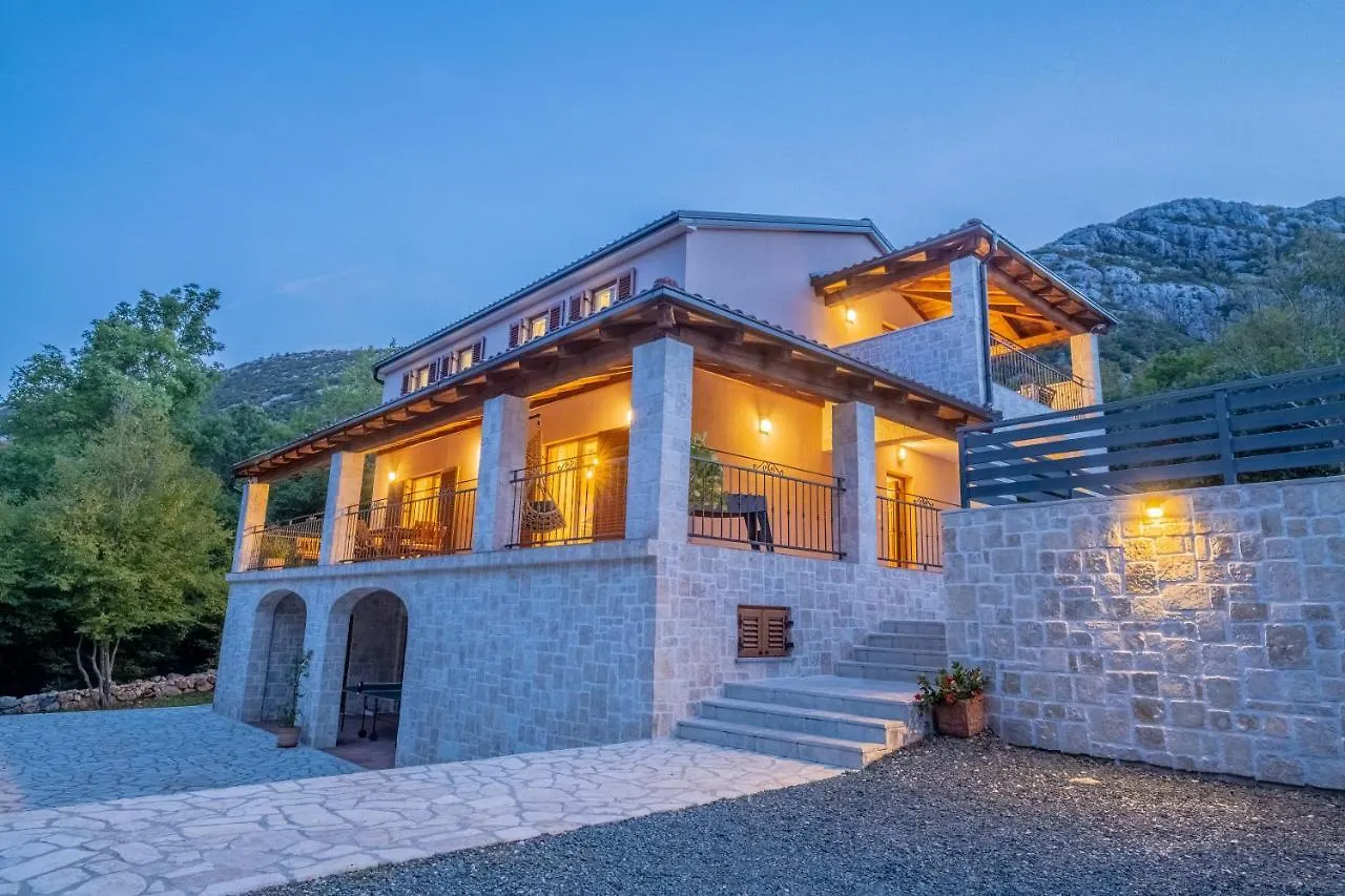 Amazing 4 Bedroom Villa With Swimming Pool And Wifi, Family Frendly Tribalj  0*, Tribalj (Primorsko-Goranska)