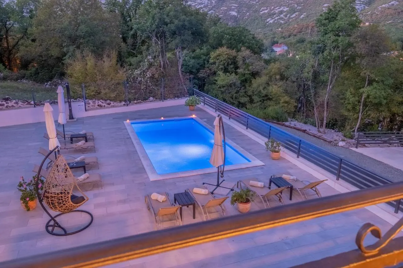 Amazing 4 Bedroom Villa With Swimming Pool And Wifi, Family Frendly Tribalj