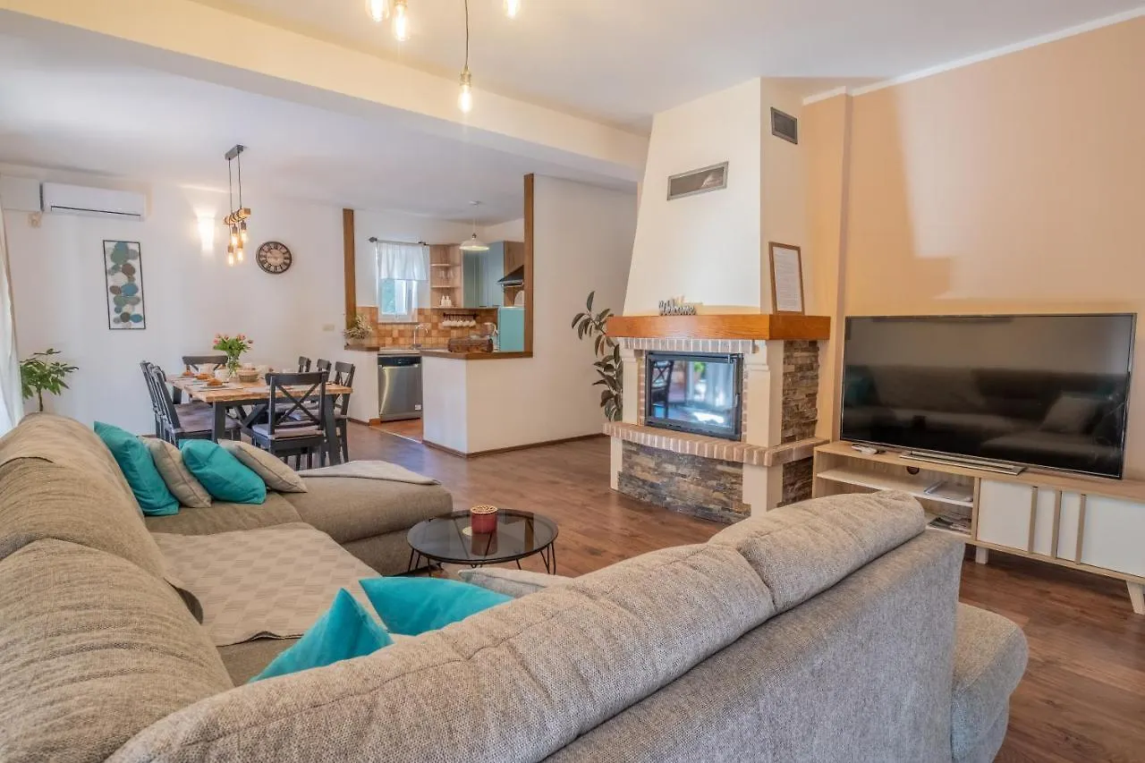 Amazing 4 Bedroom Villa With Swimming Pool And Wifi, Family Frendly Tribalj  Chorvatsko